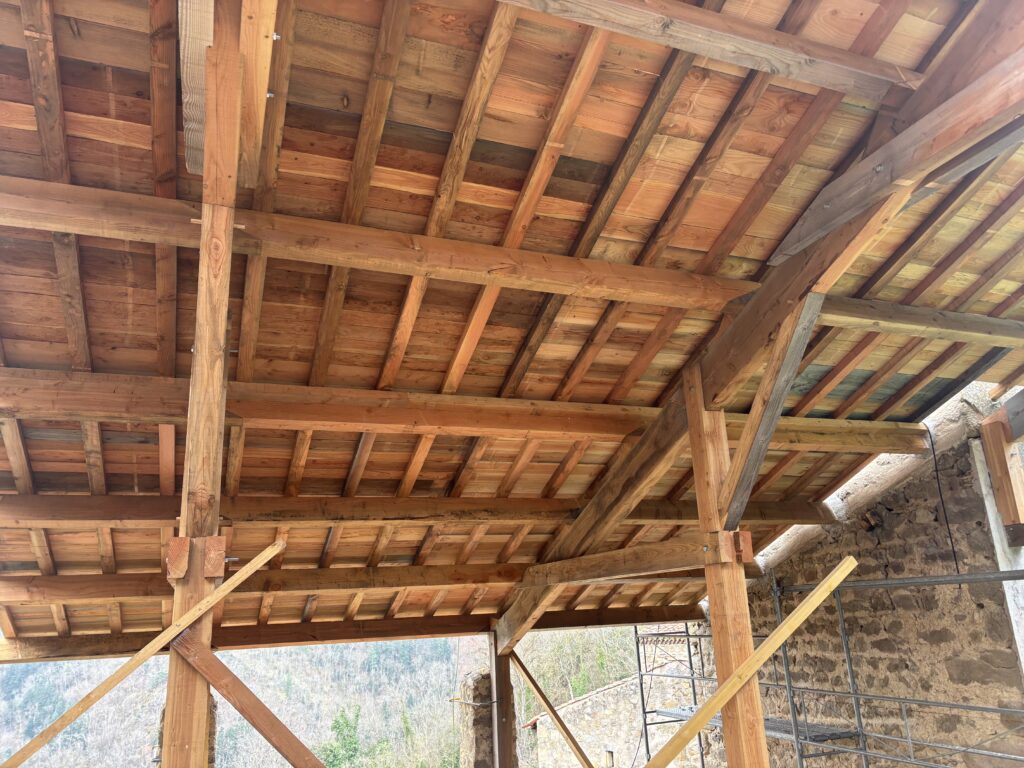 Charpente bâtiment ancien refaite a l'identique
